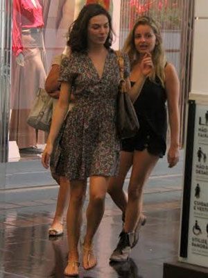 Isis Valverde passeia com amiga em <i>shopping</i> do Rio