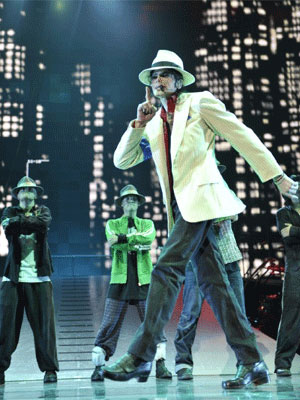 Sapatos que Michael Jackson usou para fazer o <i>moonwalk</i> serão leiloados