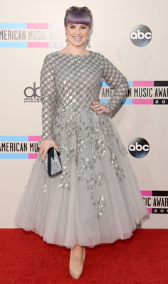 - <i>Não fotografou bem</i>, diz Kelly Osbourne após críticas de vestido do <i>AMA 2013</i>