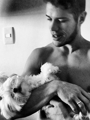 Débora Nascimento posta foto de José Loreto sem camisa e diz que sente saudade