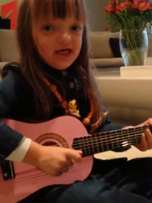 Fofa! Rafaella Justus canta e toca violão