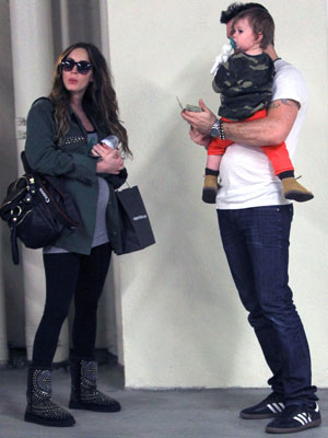 Grávida de sete meses, Megan Fox tenta esconder barriguinha com jaqueta