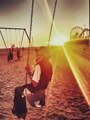 Thaila Ayala posta foto em parque de diversões em Los Angeles