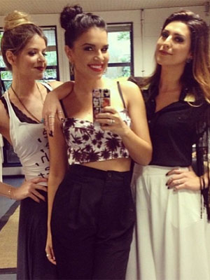 Mariana Rios e Fernanda Paes Leme posam juntas para foto