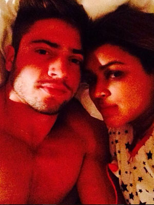 Namorado de Preta Gil posta foto do casal na cama