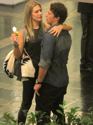 Fiorella Mattheis troca carinhos com o marido em <i>shopping</i>
