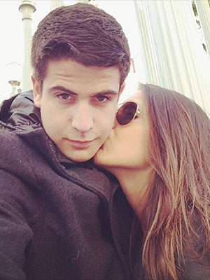 Enzo Celulari posta foto ganhando beijo da namorada
