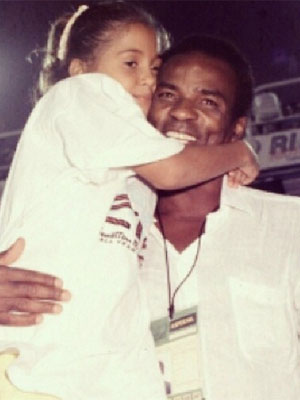 Camila Pitanga relembra foto com o pai quando era criança