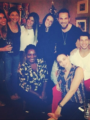 Grazi Massafera se reúne com elenco de <i>Flor do Caribe</i>