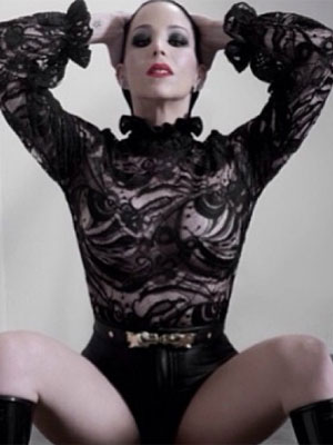 Danielle Winits posa sensual para ensaio fotográfico