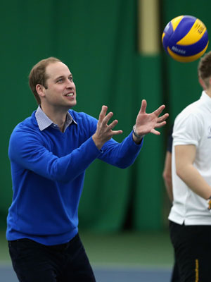 Príncipe William se diverte jogando vôlei