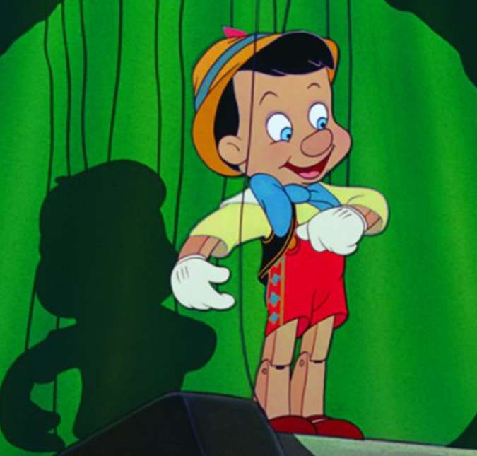 Geppetto entalhou um boneco de madeira que se chamava Pinóquio. O boneco sonhava em ser um menino de verdade e fazia de tudo para realizar esse desejo, inclusive mentir. A cada mentira que contava, seu nariz crescia um pouco mais.
