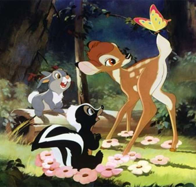 Sem a mãe, que foi morta por caçadores, Bambi cresceu na florestas na companhia dos outros animais. Fala a verdade, esse foi um dos primeiros filmes que te fizeram chorar, não foi?