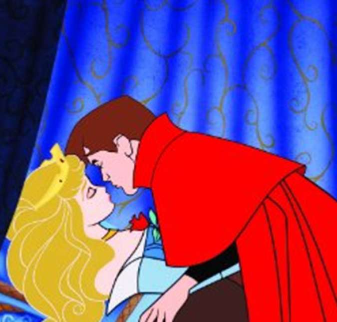 A Bela adormecida é uma princesa que foi amaldiçoada pela madrasta e só o beijo de um príncipe pode quebrar esse feitiço. O filme fez tanto sucesso que teve muitas adaptações. Em 2014, por exemplo, estreiou o filme Malévola, interpretado por Angelina Jolie, que conta a história da madrasta má.