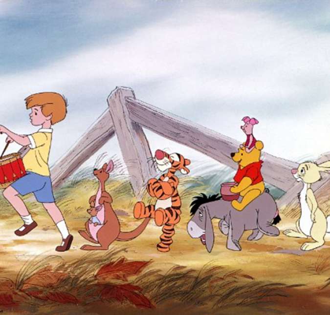 O ursinho e seus amigos experimentam emoções em suas aventuras. Ele só pensa em mel, e é chamado de Pooh o Ursinho Guloso.