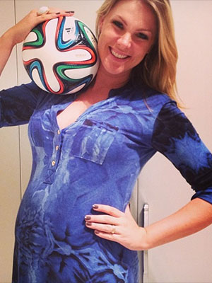 Ana Hickmann ganha bola oficial da Copa para o seu filho