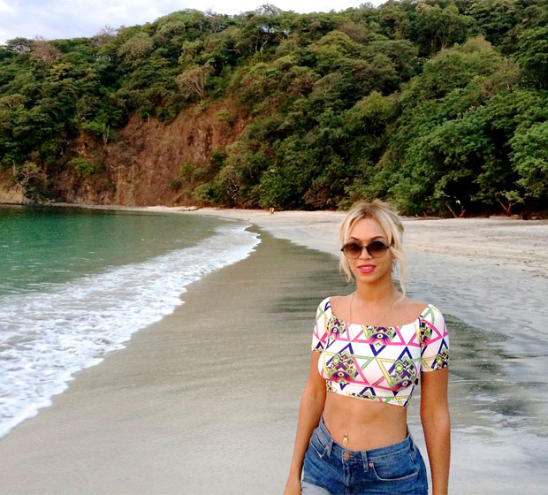 Beyoncé posa de biquíni <I>vintage</i> com Jay-Z e Blue Ivy, veja!