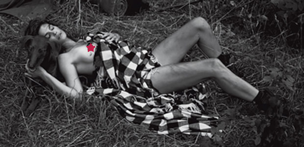 Cindy Crawford faz <i>topless</i> em ensaio fotográfico