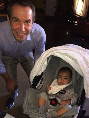Kim Kardashian mostra North West em carrinho de bebê