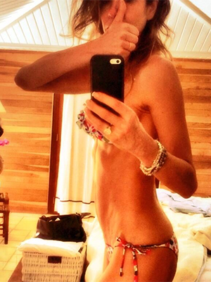Luciana Gimenez posta foto de biquíni e chama a atenção pela magreza