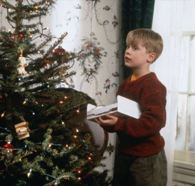 Como se esquecer também de Kevin no hotel usando cenas de um filme de gângsteres para intimidar o garoto da pizza? Para não entregar que é uma criança sozinha em casa, ele usa falas do filme para se comunicar. Aliás, você sabia que o filme é chamado Angels With Filthy Souls e foi criado especialmente para o longa? Você lembra do gângster falando: Olha, eu vou contar até dez e você vai tirar esta cara feia, amarela e esse traseiro da minha frente antes que eu te meta um monte de balas. Um, dois... dez!