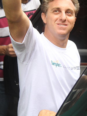 Luciano Huck vai ao morro do Vidigal prestigiar inauguração de creche