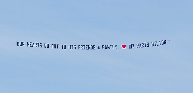 Paris Hilton manda mensagem aérea para homenagear Paul Walker