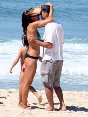 Eduardo Moscovis e Cynthia Howlett aproveitam o dia em praia carioca