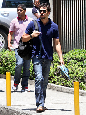 Cauã Reymond é fotografado saindo de academia no Rio de Janeiro