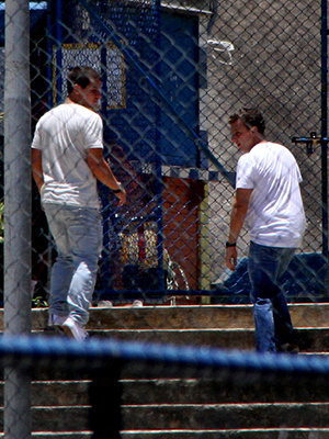 Luciano Huck grava o <i>Caldeirão</i> com Thiago Martins no morro do Vidigal