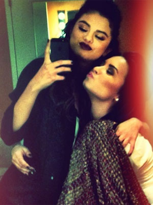 Selena Gomez vai à clínica de reabilitação com Demi Lovato. Entenda!
