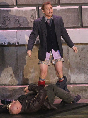 Johnny Depp aparece de samba-canção em <i>set</i> de filmagem