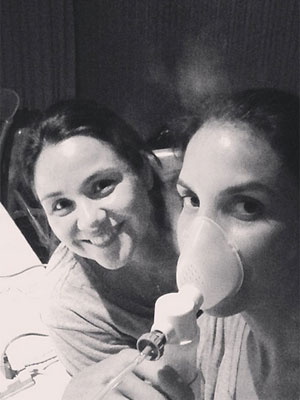 Ivete Sangalo faz inalação para cuidar da voz. Confira!