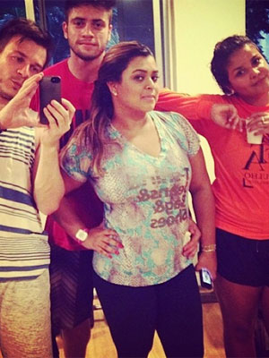 Preta Gil malha ao lado do namorado e de amigos