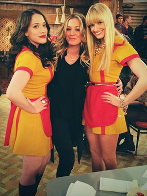 Kaley Cuoco visita o <i>set</i> de <i>2 Broke Girls</i>