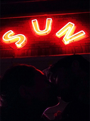 Ashton Kutcher e Mila Kunis se beijam e astro registra o raro momento