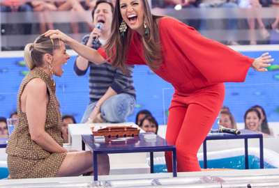 Adriane Galisteu e Chris Flores fazem guerra de ovo, veja!