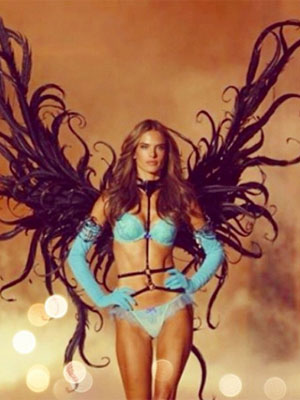 Alessandra Ambrósio fala sobre cirurgia plástica: -<i>Eu era um porquinho da Índia</i>