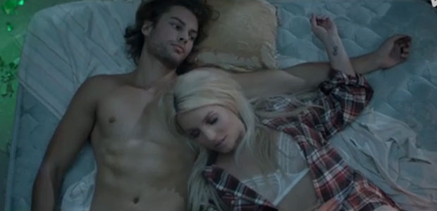 Modelo diz que foi estranho beijar Britney Spears em vídeo clipe, veja aqui!