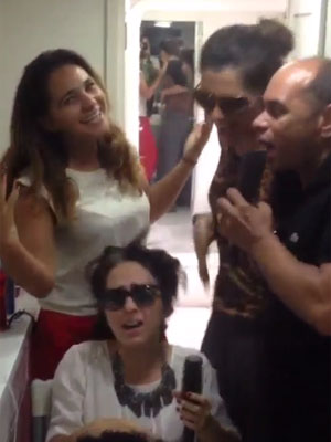 Descabelada, Tatá Werneck aparece cantando e diz que é <i>casada</i>