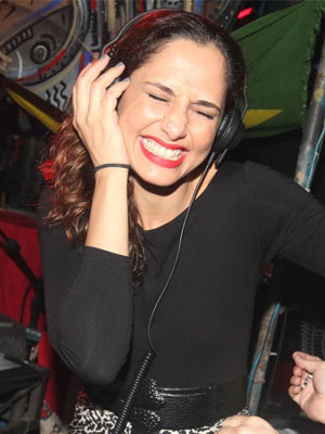 Camila Pitanga ataca de DJ em balada de São Paulo