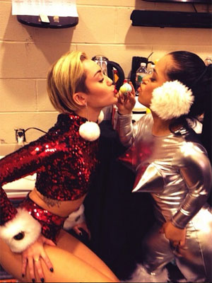 Miley Cyrus deixa a barriga à mostra e posa com roupa de Mamãe Noel. Entenda!