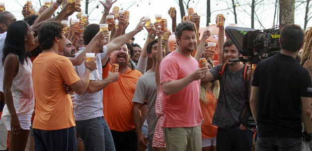 Selton Mello grava comercial de cerveja em praia do Rio