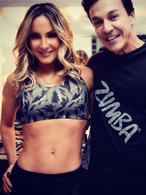 De top, Claudia Leitte exibe barriga sequinha