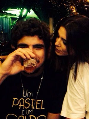 Caio Castro e Giovanna Lancelotti passam noite juntos em bar no Rio de Janeiro