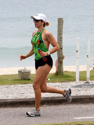 Antonia Fontenelle exibe boa forma e corre de shortinho na praia