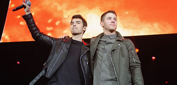 Sem Kevin, Nick e Joe Jonas voltam a cantar músicas dos <i>Jonas Brothers</i>