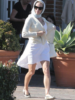 Pamela Anderson se descuida e exibe celulites, veja aqui!