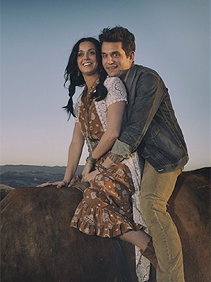 Sorridentes, Katy Perry e John Mayer gravam cenas do novo clipe