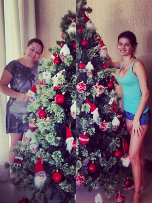 Isabelli Fontana mostra árvore de Natal e posa sem maquiagem, veja!